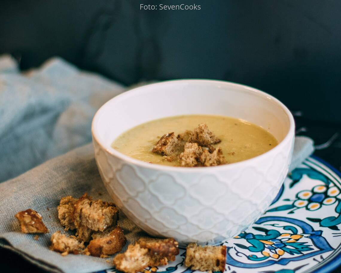 Veganes Rezept: Vegane Kartoffelsuppe mit Croutons