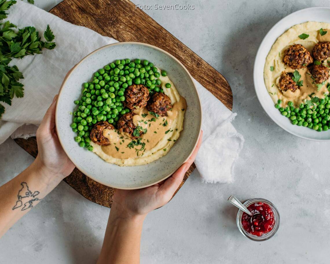 Veganes Rezept: Vegane Köttbullar mit Kartoffelpüree und Erbsen 1