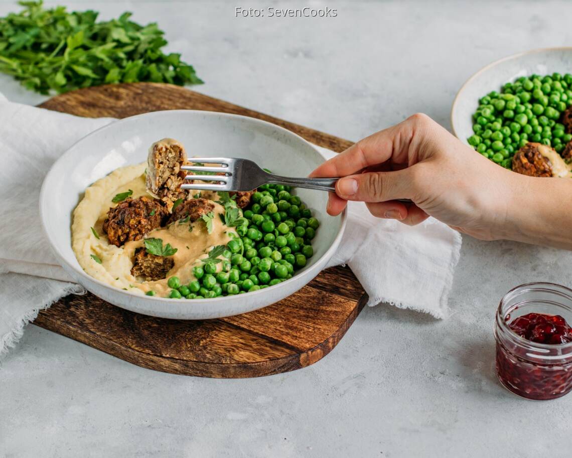 Veganes Rezept: Vegane Köttbullar mit Kartoffelpüree und Erbsen 3
