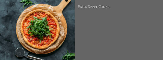 Rezeptbild für "Vegane Pizza mit Rucola und Paprika"