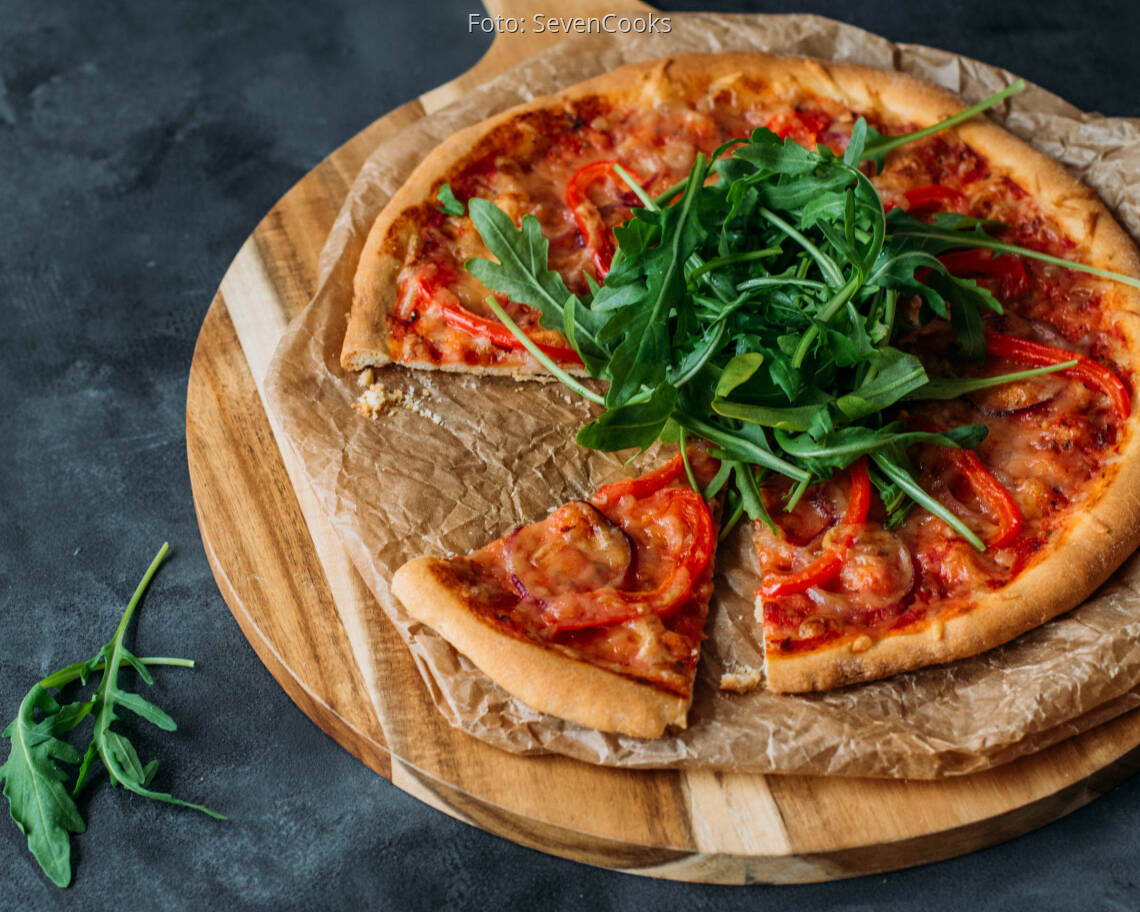 Veganes Rezept: Vegane Pizza mit Rucola und Paprika 2