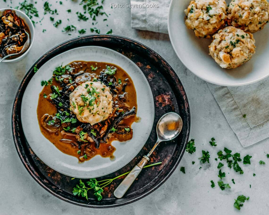Veganes_Rezept:_Vegane_Semmelknödel_mit_Waldpilzrahmsoße_neu 1