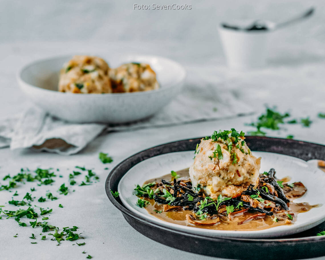 Veganes_Rezept:_Vegane_Semmelknödel_mit_Waldpilzrahmsoße_neu 2