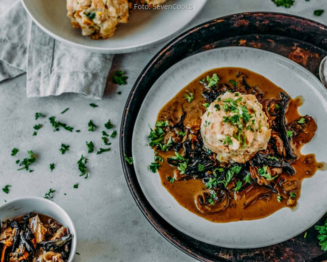 Veganes_Rezept:_Vegane_Semmelknödel_mit_Waldpilzrahmsoße_neu 3