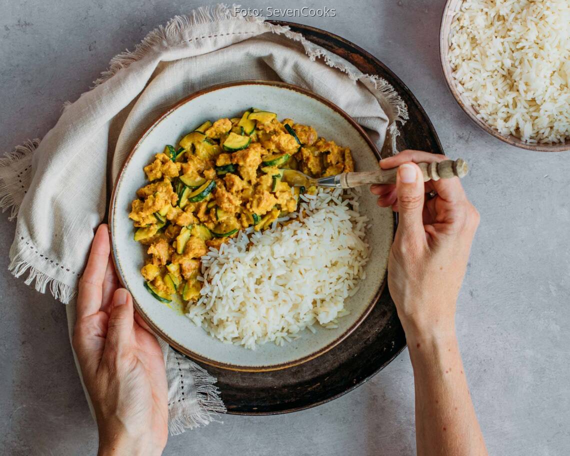 Veganes Rezept: Vegane Zucchini-Hack-Pfanne 2