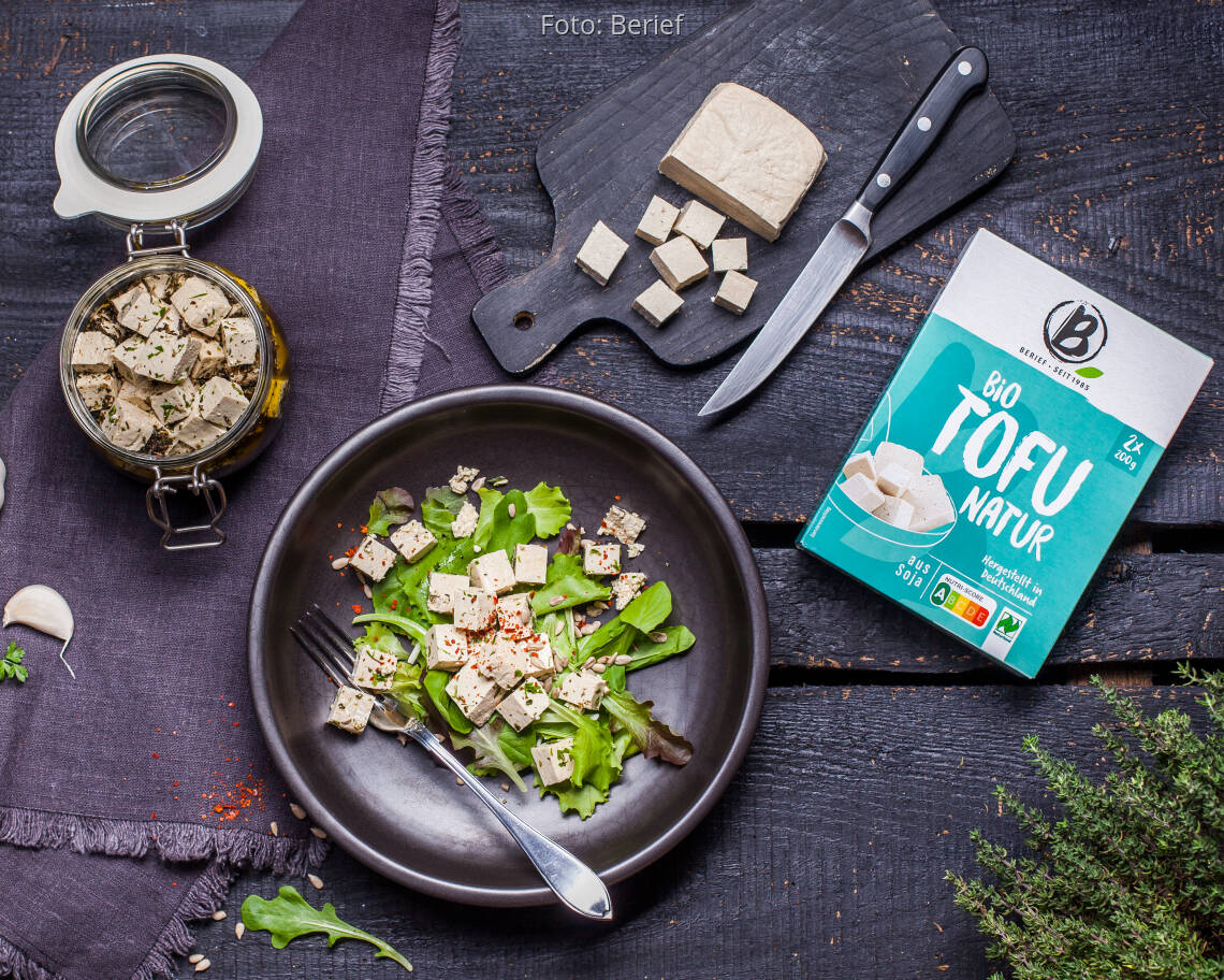 Veganes Rezept: Veganer Feta aus Tofu auf Salatbett von Berief