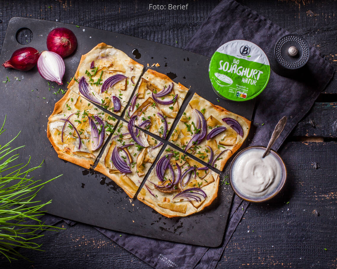 Veganes Rezept: Veganer Flammkuchen mit Räuchertofu von Berief