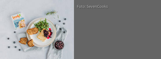 Rezeptbild für "Veganer Grillkäse mit Heidelbeer-Rosmarin-Sauce und Baguette"