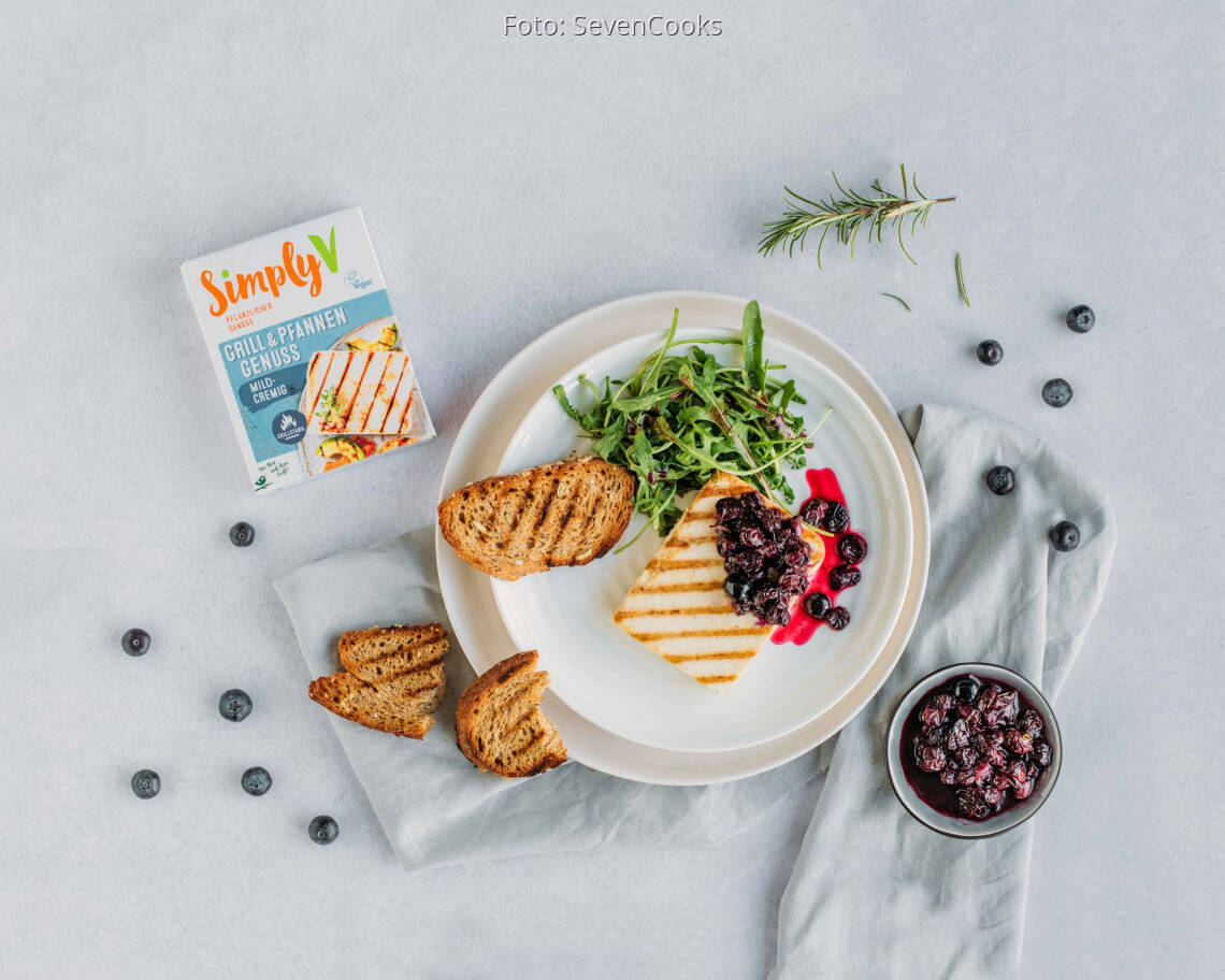Veganes Rezept: Veganer Grillkäse mit Heidelbeer-Rosmarin-Sauce und Baguette von Simply V 1.1