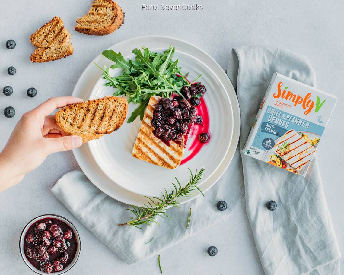 Veganes Rezept: Veganer Grillkäse mit Heidelbeer-Rosmarin-Sauce und Baguette von Simply V 2
