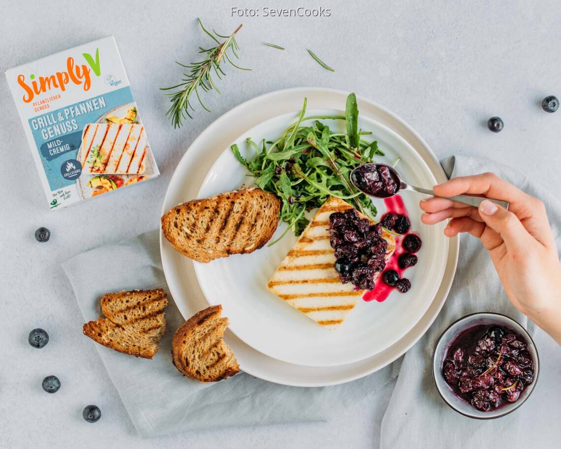 Veganes Rezept: Veganer Grillkäse mit Heidelbeer-Rosmarin-Sauce und Baguette von Simply V 3