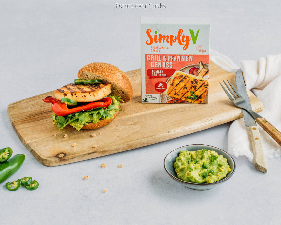 Veganes Rezept: Veganer Grillkäse-Burger mit scharfem Avocado-Dip von Simply V 1