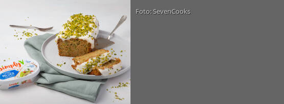 Rezeptbild für "Veganer Zucchini-Pistazienkuchen mit Frischkäse-Frosting"