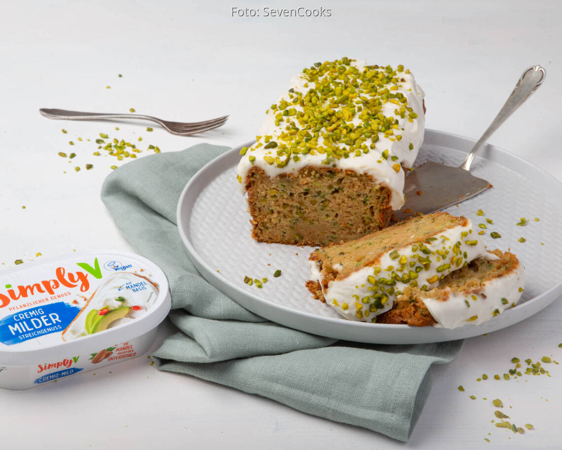 Veganes Rezept: Veganer Zucchini-Pistazienkuchen mit Frischkäse-Frosting 1