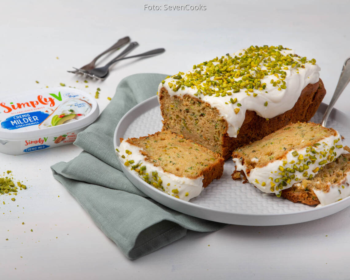 Veganes Rezept: Veganer Zucchini-Pistazienkuchen mit Frischkäse-Frosting 2