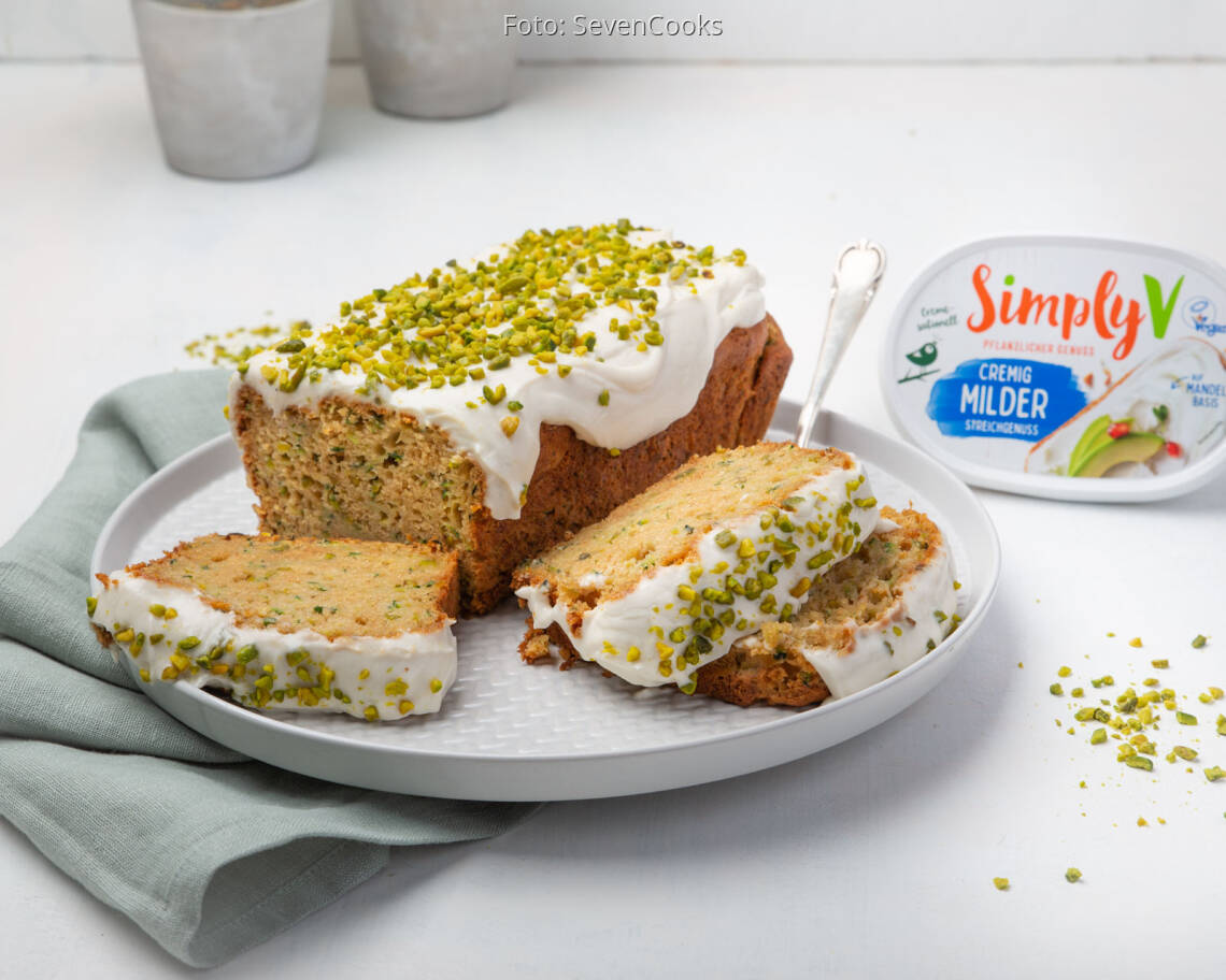 Veganes Rezept: Veganer Zucchini-Pistazienkuchen mit Frischkäse-Frosting 3