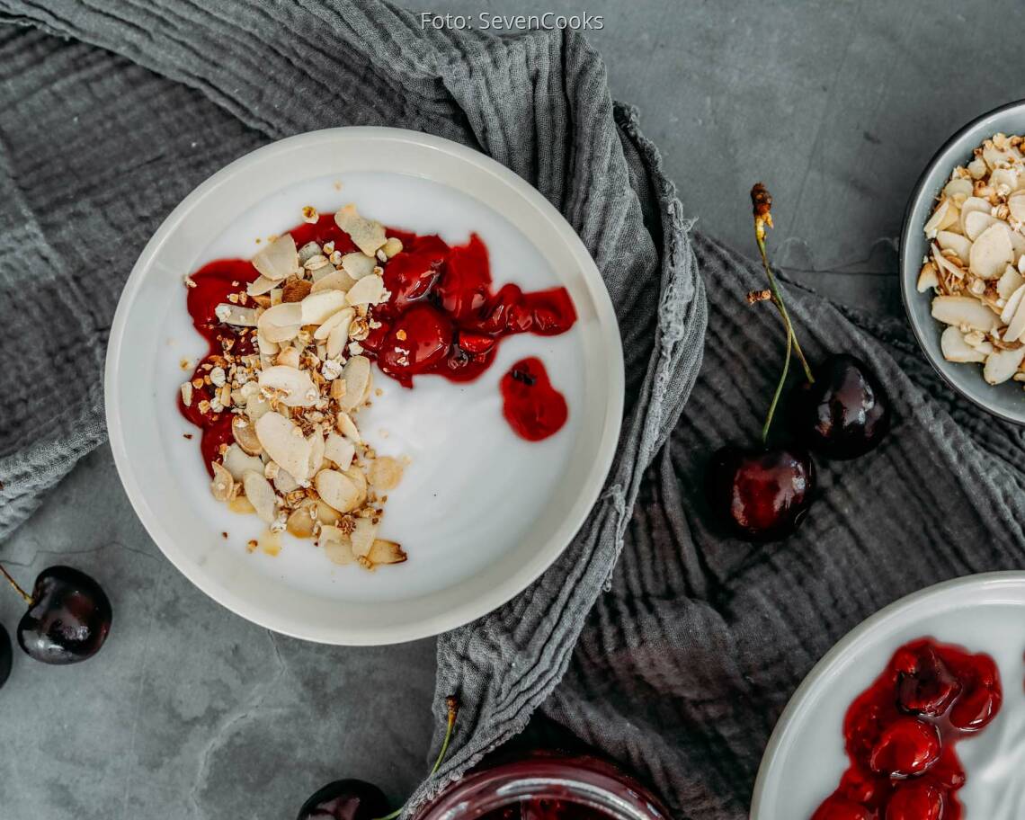 Veganes Rezept: Veganes Joghurt-Frühstück mit Mandeln und Sauerkirschen 1