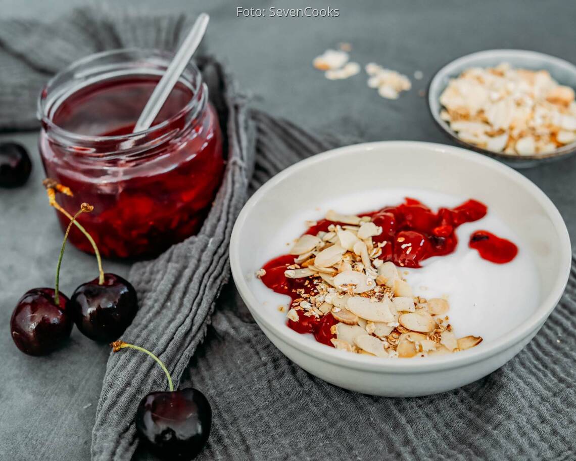 Veganes Rezept: Veganes Joghurt-Frühstück mit Mandeln und Sauerkirschen 2