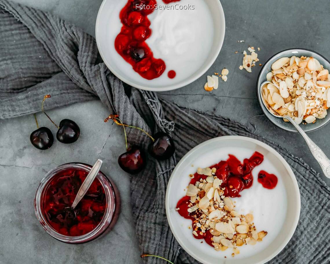 Veganes Rezept: Veganes Joghurt-Frühstück mit Mandeln und Sauerkirschen 3