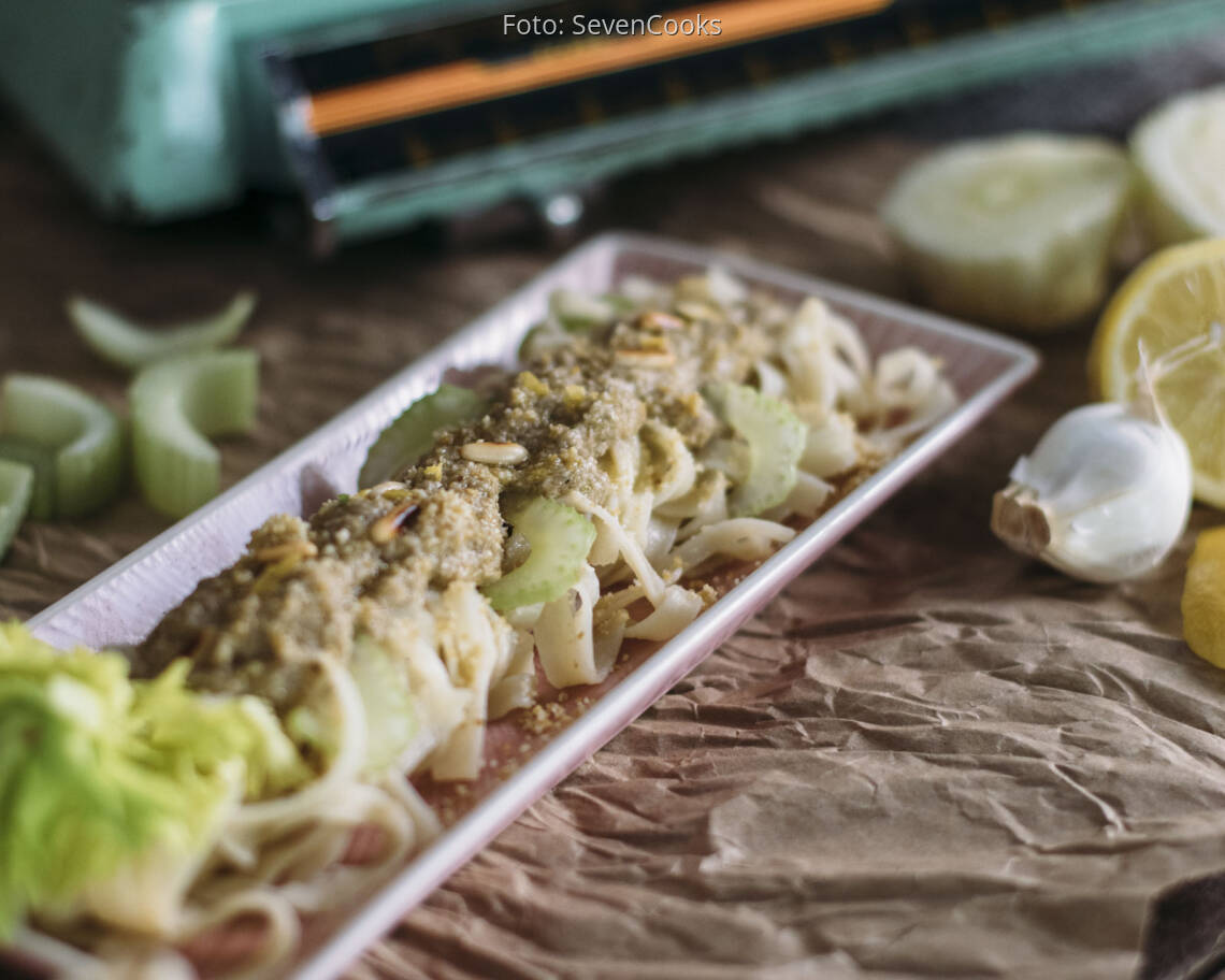 Veganes Rezept: Veganes Pesto mit Stangensellerie 3