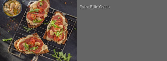 Rezeptbild für "Veganes Salamibrot mit Balsamico-Bohnencreme und Rucola"