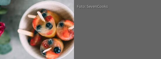 Rezeptbild für "Wassereis aus Jasmintee mit frischen Beeren"