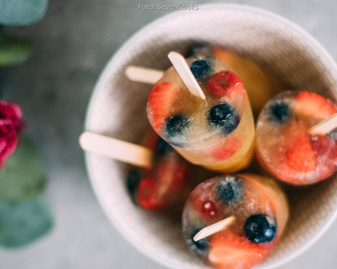 Veganes Rezept: Wassereis aus Jasmintee mit frischen Beeren_1