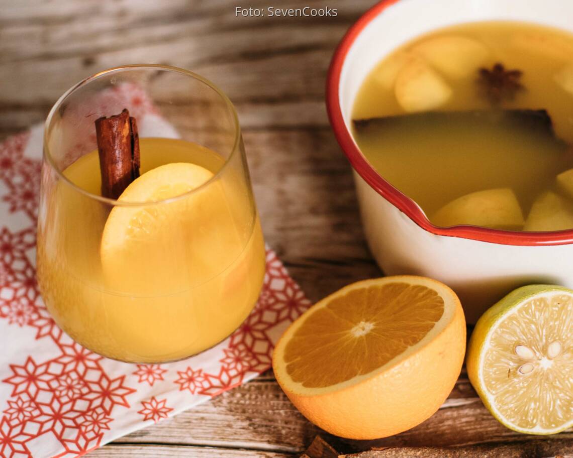 Veganes Rezept: Weißer Glühwein mit Orangensaft