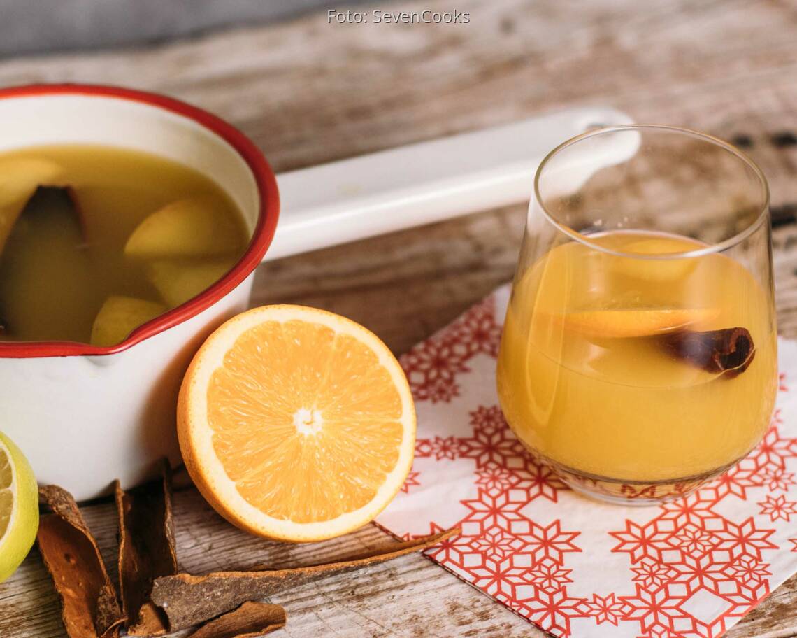 Veganes Rezept: Weißer Glühwein mit Orangensaft