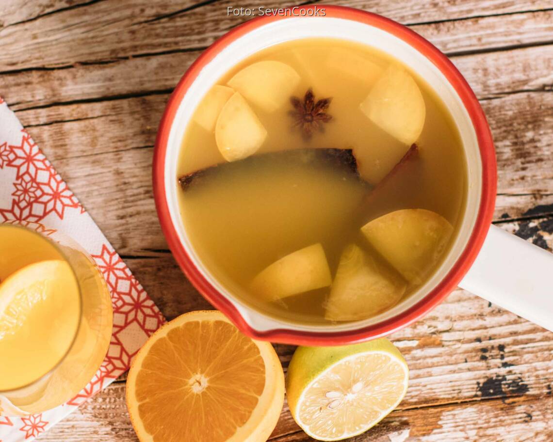 Veganes Rezept: Weißer Glühwein mit Orangensaft