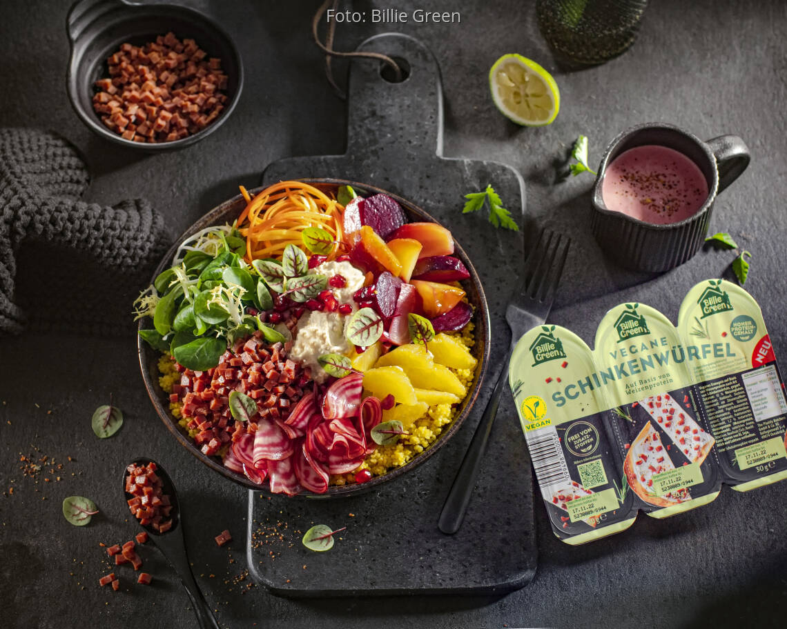 Veganes Rezept: Winter-Bowl mit bunten Beten, Feldsalat und veganen Schinkenwürfeln