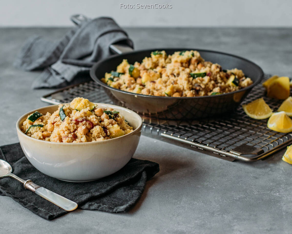 Veganes Rezept: Zitronige Couscous Kichererbsen Pfanne mit Zucchini