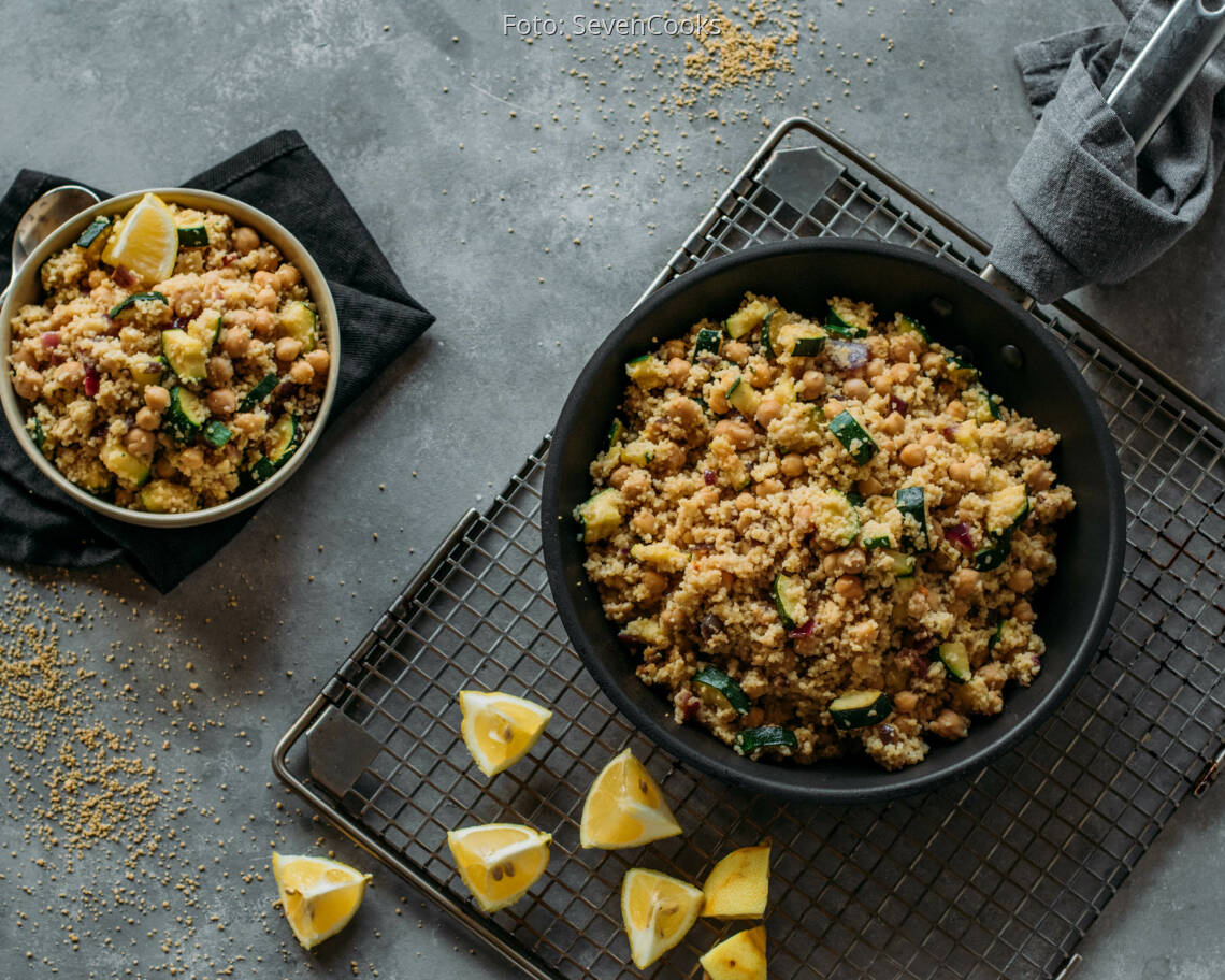 Veganes Rezept: Zitronige Couscous Kichererbsen Pfanne mit Zucchini