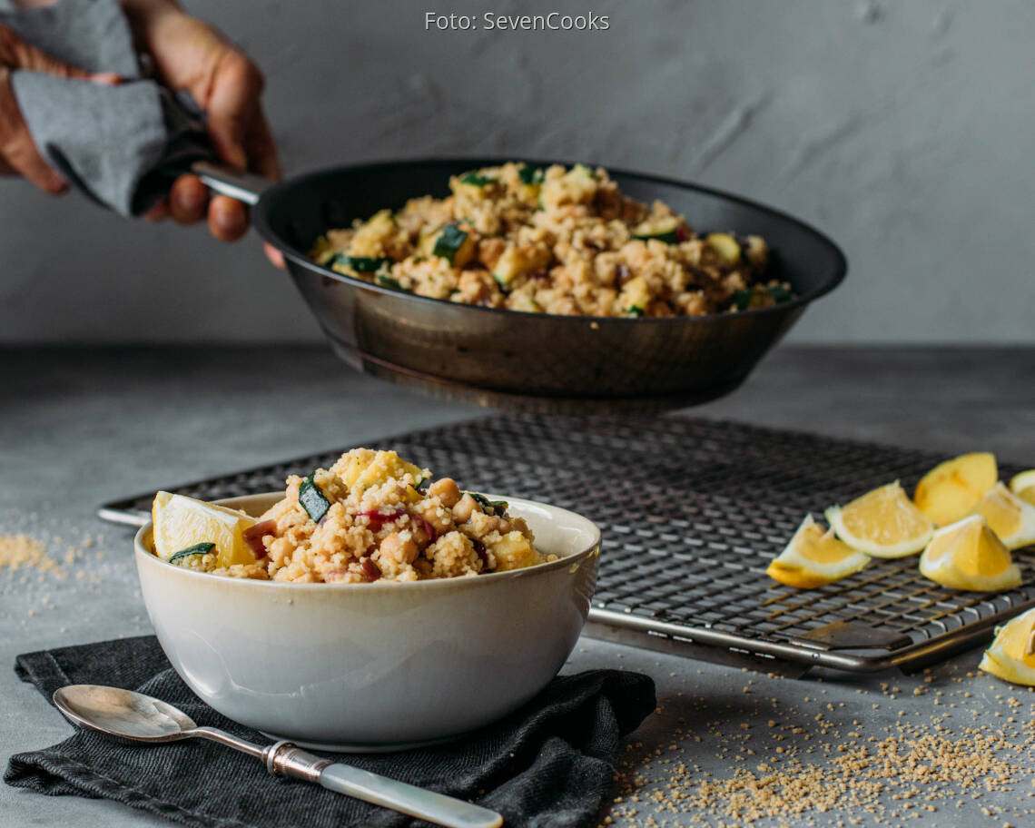 Veganes Rezept: Zitronige Couscous Kichererbsen Pfanne mit Zucchini