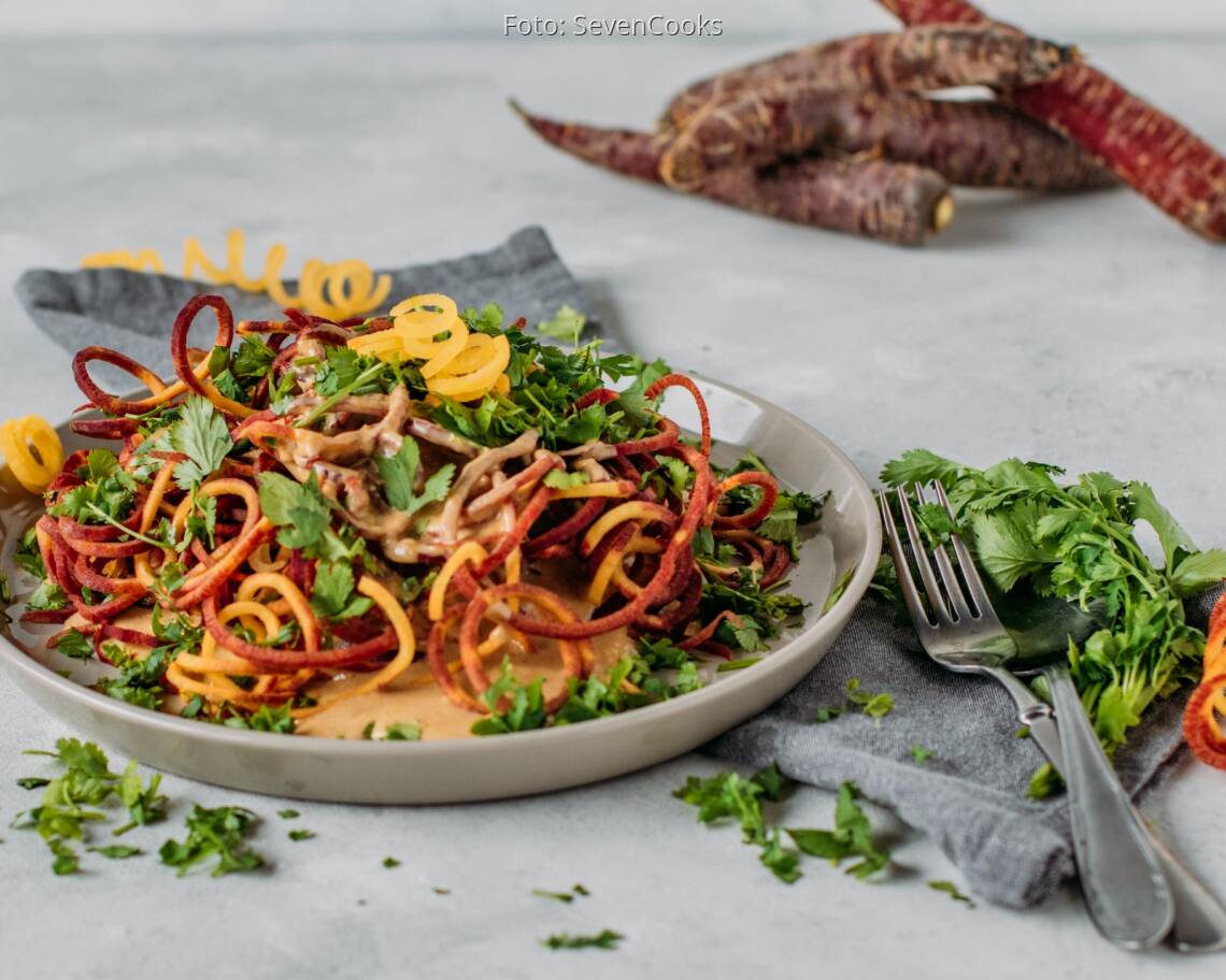 Veganes Rezept: Zoodles aus Urkarotten mit Mandelsahne 2