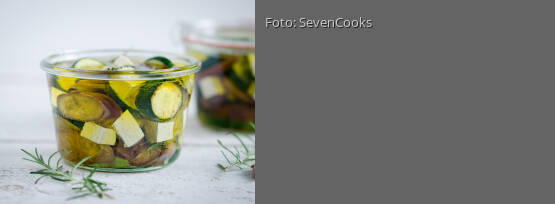 Rezeptbild für "Zucchini & Aubergine in Rosmarinöl mit Tofu"