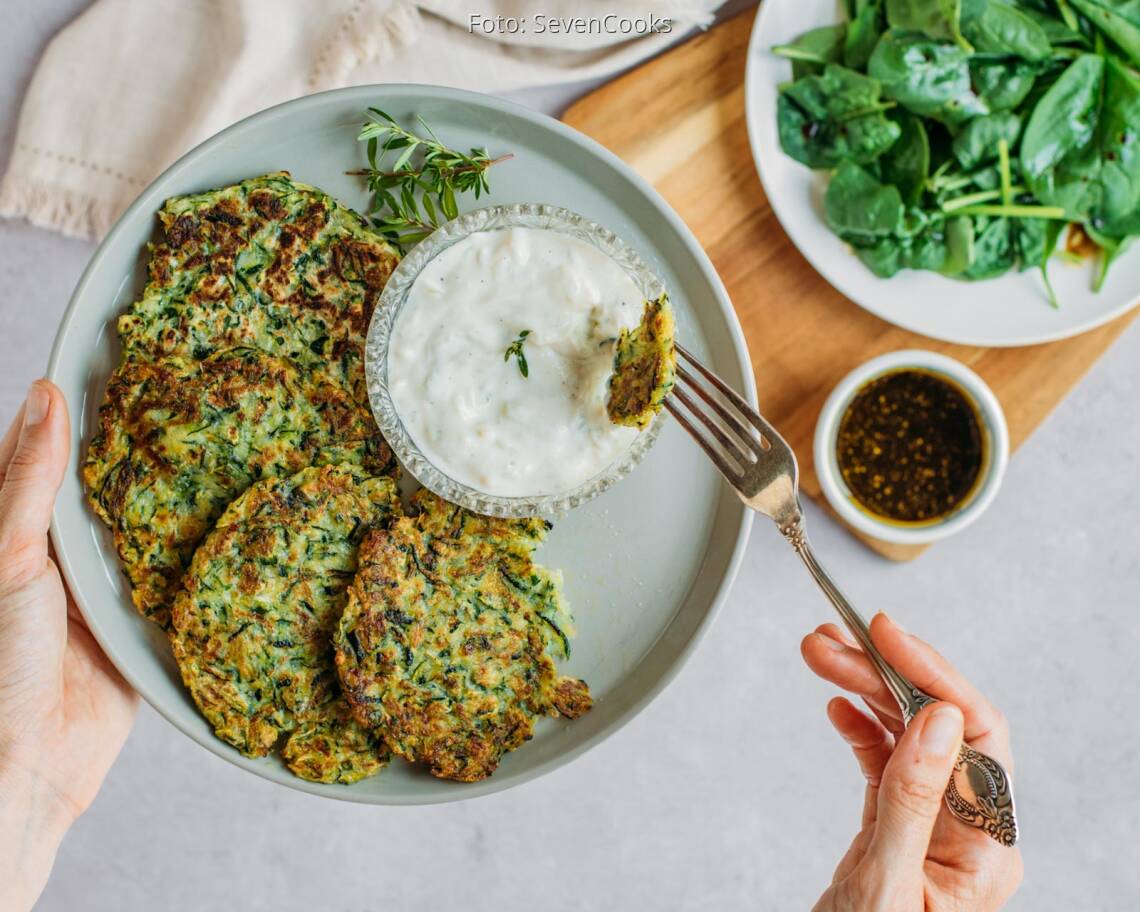 Veganes Rezept: Zucchinipuffer mit Zaziki 1