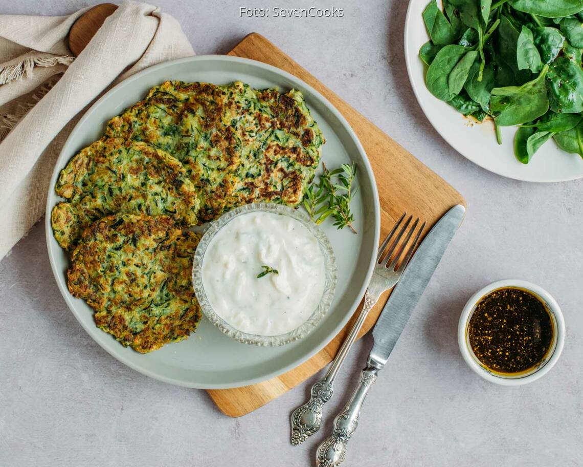 Veganes Rezept: Zucchinipuffer mit Zaziki 3