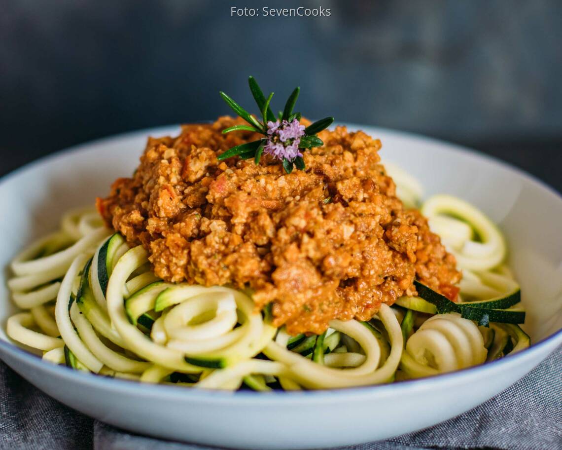 Veganes Rezept: Zucchini-Zoodles mit Walnussbolognese 2
