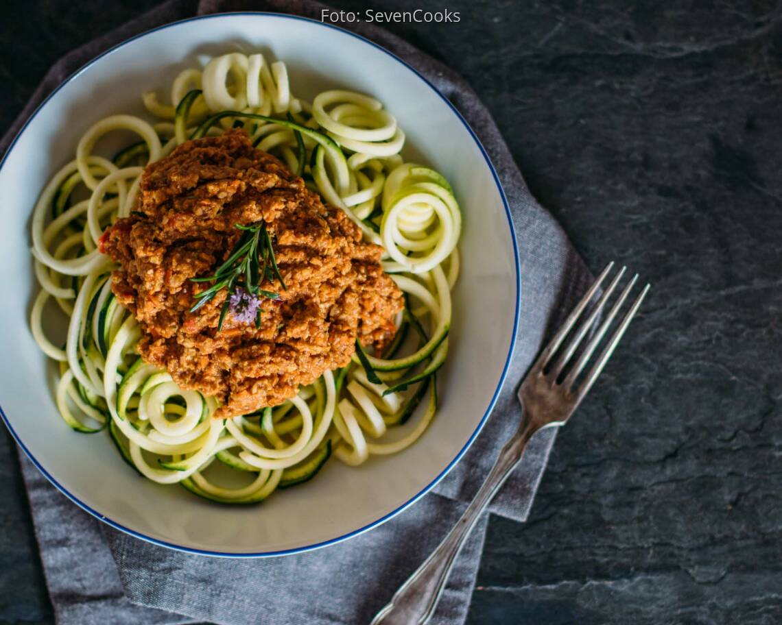 Veganes Rezept: Zucchini-Zoodles mit Walnussbolognese 3