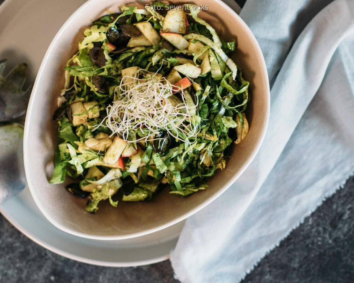 Veganes Rezept: Zuckerhut-Salat mit Kürbiskernöl 1