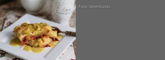 Rezeptbild für "Zwetschgenblätterteigrolle mit Vanillesoße"