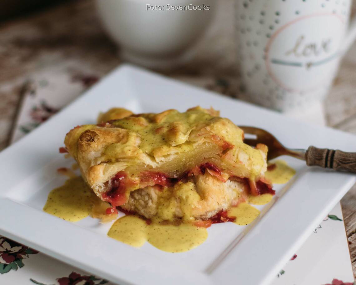 Fertiges Rezept: Zwetschgenblätterteigrolle mit Vanillesoße