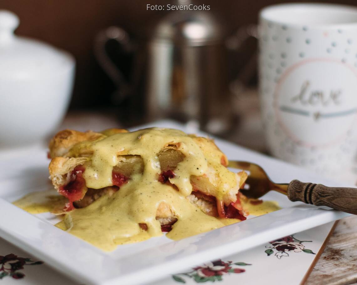 Fertiges Rezept: Zwetschgenblätterteigdessert mit Vanillesauce