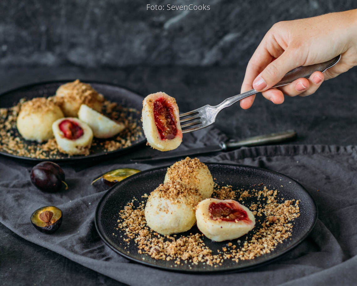 Veganes Rezept: Zwetschgenknödel mit Haselnussbrösel 1