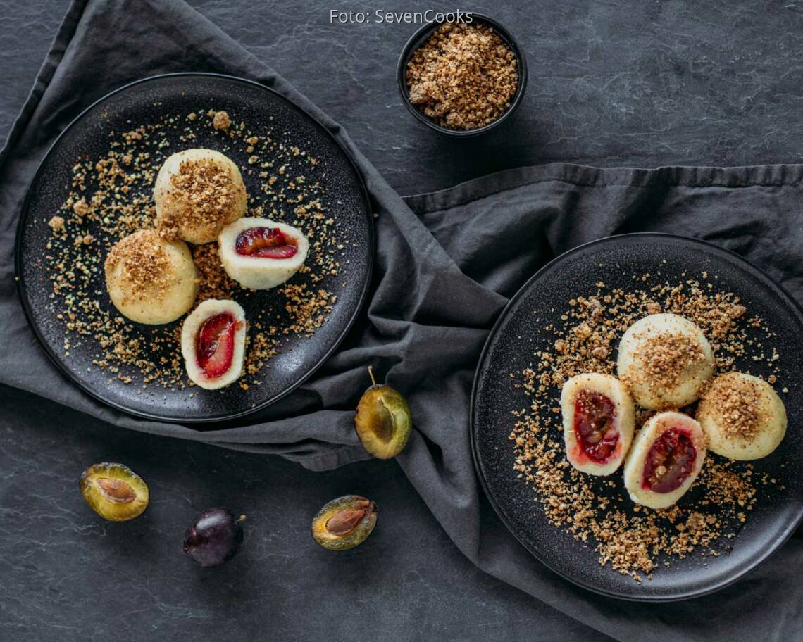 Veganes Rezept: Zwetschgenknödel mit Haselnussbrösel 2