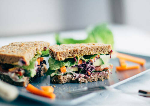 Sandwiches gehen immer. Dieses hier macht garantiert satt und unterstützt dich, dank Vollkornbrot, beim vegetarischen Abnehmen.