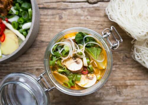 Unsere Glasnudelsuppe lässt sich prima mitnehmen und eignet sich daher einwandfrei als Büroessen.