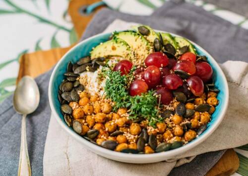 Die High Protein  Frühstücksbowl eignet sich super als sättigendes Frühstück um vegetarisch abzunehmen.