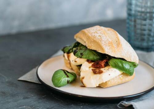 Auch auf italienisches Flair bei dir in der Küche musst du beim vegetarisch abnehmen nicht verzichten. Das Italian Caprese Sandwich ist ein echter mediterraner Genuss.